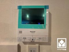 突然の来訪時でも安心なモニター付きインターホンを完備。お留守番中のお子様でも簡単に来訪者の確認ができます。外出先からスマートフォンでも応対可能です。