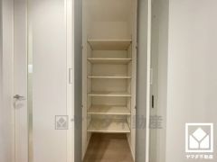 キッチン横にはパントリーがございます。まとめ買いしても心配要らずの収納力で、食品のストックや食器等もすっきり片付けることができます。