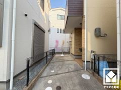 駐車スペース確保。玄関のそばで荷物の上げ下ろしができるので便利です。