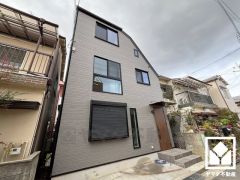 ゆったりとした広場や、ブランコやすべり台などの遊具が設置された広めの公園が徒歩圏内に複数あり、子育て世帯の方にもお勧めです。