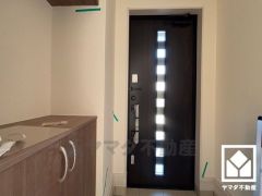 ドアの窓から光が差し込み、外出時にも帰宅時にも、明るい気持ちになれる玄関です。