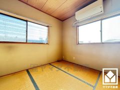 3階西側和室です。2面採光で、柔らかな光が差し込む快適で落ち着いたお部屋です。