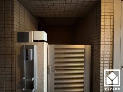玄関周りに個性が生まれるポーチ付き。門扉がございますので、防犯面でも効果的です。
