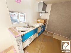 キッチンは空間を有効活用できる壁付けタイプ。窓がございますので、昼間は手元が明るく、お料理がはかどります。