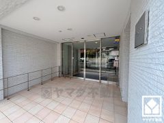 安心と快適を兼ね備えたエントランス。オートロック＆宅配ボックス完備で、暮らしの利便性を高めます。