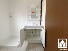 収納豊富でスッキリお使い頂ける洗面台です。洗面ボウルが広めなので、忙しい朝でも身支度がしやすく時短になります。