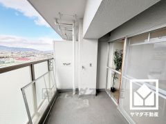 バルコニーは奥行きがあり広々としているため、お洗濯物をたっぷりと干す事ができます。