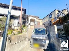 玄関前は広々としたウッドデッキになっており、ベビーカーや自転車などを置いていただける十分なスペースがございます。門扉がございますので、防犯面でも効果的です。