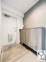 白を基調とした明るい玄関で、毎日を爽やかにスタート。清潔感あふれる空間が、訪れる人々を温かく迎えます。