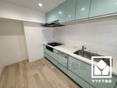 広々としておりお料理がはかどりそうなキッチンです。毎日の家事の負担を軽減でき、水道代の節約にもなる食器洗乾燥機付き。