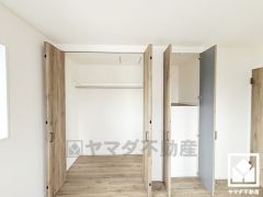 クローゼットは奥行きがあるので、収納力も申し分ありません。階段上収納も設置されており、整理整頓しやすい設計になっています。