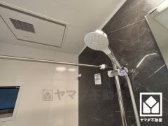 TOTO「コンフォートウエーブ」を搭載。2つの水流による「適度な刺激感」と、従来と比べて約35％の「節水・節ガス」を両立したシャワーヘッドです。