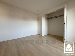 大きなクローゼット付きのお部屋で整理整頓しやすいです。