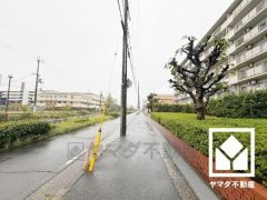 「スギ薬局浜甲子園店」まで徒歩2分、「ライフ浜甲子園店」まで徒歩3分など、お買い物施設が徒歩圏内に複数あり便利な住環境です。