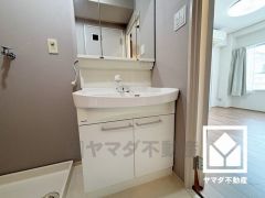 室内洗濯機置場がございますので、天候に左右されず洗濯していただけます。