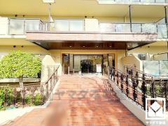 広々とした明るいエントランス。綺麗に整備されており、帰宅時や来客時にも気持ちの良い空間です。