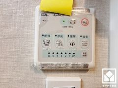 浴室暖房乾燥機付き。真冬の寒い浴室を暖かく、また雨の日の洗濯物の乾燥にと多用途に活躍する機能です。