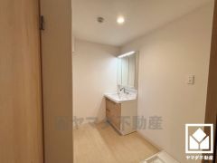 小さなお子様のお風呂上りもこのスペースがあればゆったりとして頂けます。室内洗濯機置場がございますので、天候に左右されず洗濯していただけます。