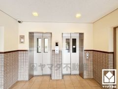 複数基のエレベーターを設置し、待ち時間を短縮。快適な住まいへのアクセスをスムーズに。