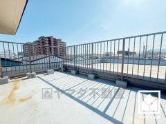 西側には広々としたルーフテラスがございます。11階建て4階部分につき開放的な眺望が広がるテラスで、陽射しを感じながら贅沢な時間を過ごすことができます。（使用料月額550円）