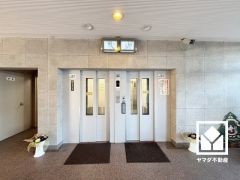 2基のエレベーターを設置し、待ち時間を短縮。快適な住まいへのアクセスをスムーズに。防犯カメラが設置されておりセキュリティにも配慮されています。