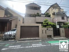 あたたかみのある印象の外観、採光と風通しも良好。周辺は閑静な住宅街に囲まれているのでとても静かに、心穏やかに暮らしを送ることができます。