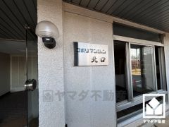 阪急電鉄今津線「西宮北口」駅まで徒歩約6分、JR東海道本線「甲子園口」駅まで徒歩約6分、阪神電鉄本線「今津」駅まで徒歩約29分の立地。