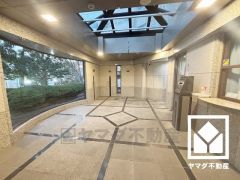 心地よい空間が広がる、清潔で美しいロビー。安心・安全な暮らしをサポートするオートロックシステムを完備。