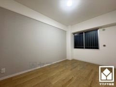 約5.7帖の洋室です。全居室に窓がございます。明るい陽光がたっぷり差し込む心地よい生活空間です。