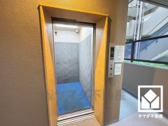 スムーズな移動を叶えるエレベーター。忙しい朝も快適に、ストレスフリーな暮らしをサポート。