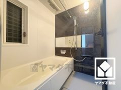 1日の疲れを癒す浴室でゆったりリフレッシュ。小窓が付いているので明るく、こもりがちな湿気もすぐ取り除くことができます。鏡が横長なので、お子様でも見やすく便利です。