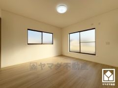 約8帖の3階洋室です。2面採光の大きな窓からは明るい光が降り注ぎます。柔らかな光が差し込む洋室で、快適で落ち着いた生活をお送りいただけます。