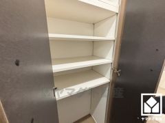 2階廊下に収納スペースがあり、日用品のストックなども収納可能。住空間を広々お使いいただけます。可動棚なので、用途に合わせて高さも調整できます。