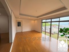 お庭に面した開放感のあるリビングで、陽射しを感じながら贅沢な時間を過ごすことができます。