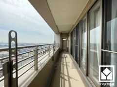 南東向きバルコニーで陽当たり、風通し良好。奥行きがあり広々としているため、お洗濯物をたっぷりと干す事ができます。