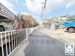 駐車スペースを縦列2台分確保。重い荷物や雨の日の移動もスムーズで、快適なカーライフを実現。来客時にも便利です。ご成約でヤマダポイントプレゼント中です。お問合せお待ちしております。