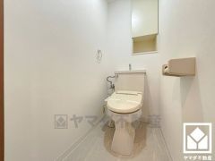 明るく清潔感溢れるトイレです。トイレットペーパーのストックや、消耗品置き場、小物置きなどとしてもお使いいただける棚がございます。
