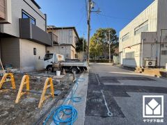 前面道路幅員約5.97mとゆったりとした広さがあるのでファミリーカー等の車の出入れも楽にできます。