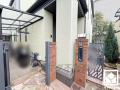 玄関にはたっぷりの収納スペースを完備。靴やアウトドア用品もすっきり収まり、いつでも整った空間に。