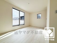 約8帖の2階洋室です。バルコニーにつながるお部屋で、通風・陽当たり良好。