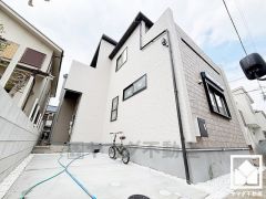 建物引渡し20日前までにお申し込みいただければ、網戸11万円（税込）で設置可能です。FIX窓・ドア（玄関・勝手口・テラス）は対象外となります。