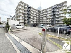 駐車場出入口にはロボットゲートが設置されており、セキュリティにも配慮されています。