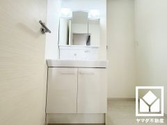 室内洗濯機置場がございますので、天候に左右されず洗濯していただけます。