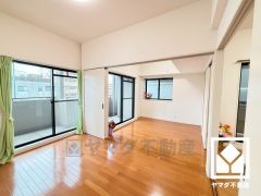 南側5帖の洋室と6帖の洋室は続き間となっており、一体利用も可能です。リビングに繋がる引き戸を開放して、広々18.4帖のLDKとしてもご利用いただけます。