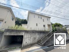 玄関にも収納スペースを完備。家族の靴もしっかり収納できるので、玄関がいつも片付き、気持ちよくお客様を迎えられます。