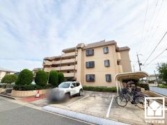 玄関はお出かけの前のチェックにも便利な鏡付きです。