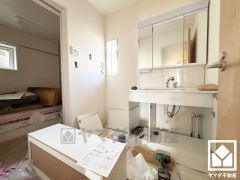 収納付きでスッキリお使い頂ける3面鏡の洗面台です。洗面ボウルが広めなので、忙しい朝でも身支度がしやすく時短になります。