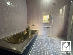 ゆったり足が伸ばせるので、毎日の疲れを癒やすバスタイムを実現。清潔感あふれる空間で、1日の疲れをリフレッシュ。