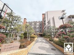 敷地内は木々が多く植えられていて、四季の移り変わりが感じられる緑豊かな景観です。