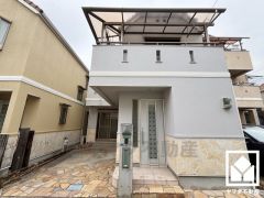 「万代尼崎食満店」まで徒歩5分、「ウエルシア尼崎新園田店」まで徒歩6分、「ファミリーマート尼崎南清水」まで徒歩6分など、お買い物施設が徒歩圏内に複数あり便利な住環境です。